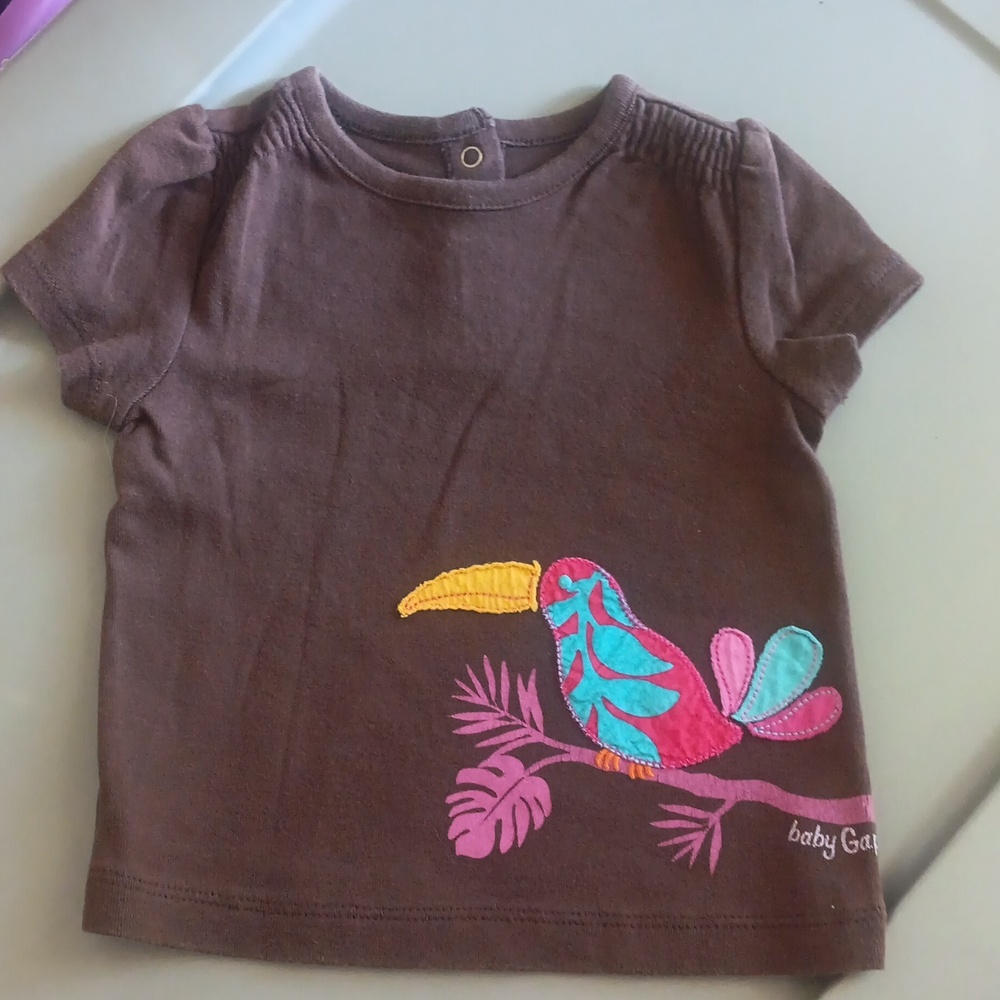 Gap tee with tropical bird design